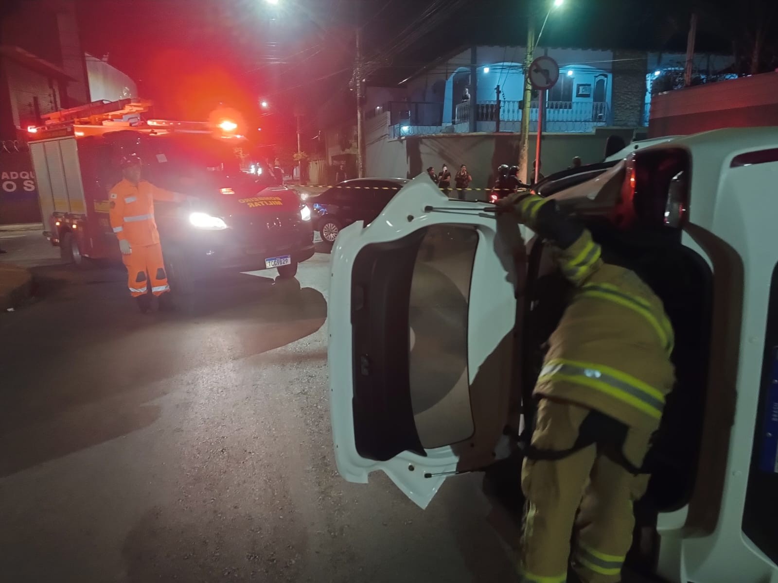 Motorista é retirado pelo porta-malas do carro após batida com outro automóvel em Montes Claros 