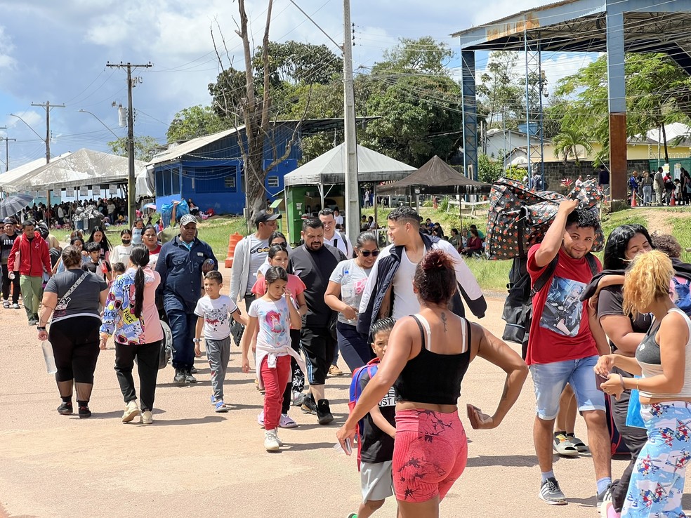Migrantes venezuelanos formam filas para regularização no Brasil em agosto de 2025 — Foto: Caíque Rodrigues/g1 RR