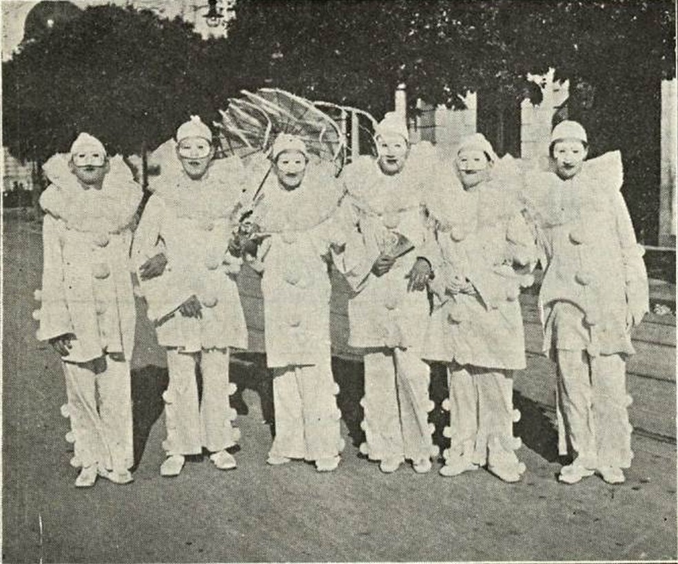 Grupo de pierrôs, em foto publicada pelo jornal 'Careta', em 1919 — Foto: Acervo da Fundação Biblioteca Nacional – Brasil