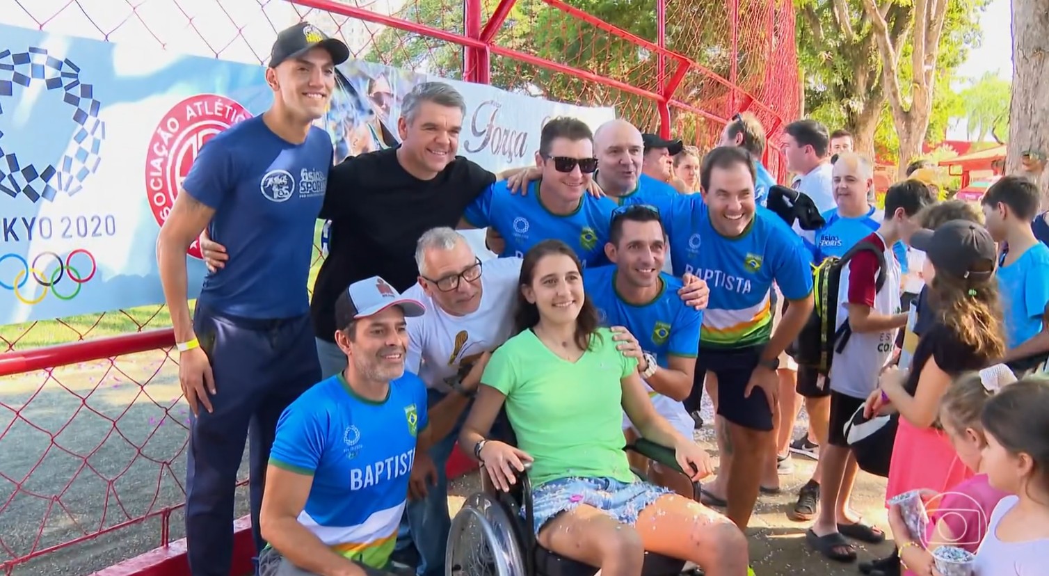 Triatleta Luisa Baptista volta para casa após atropelamento que a deixou dois meses em coma 