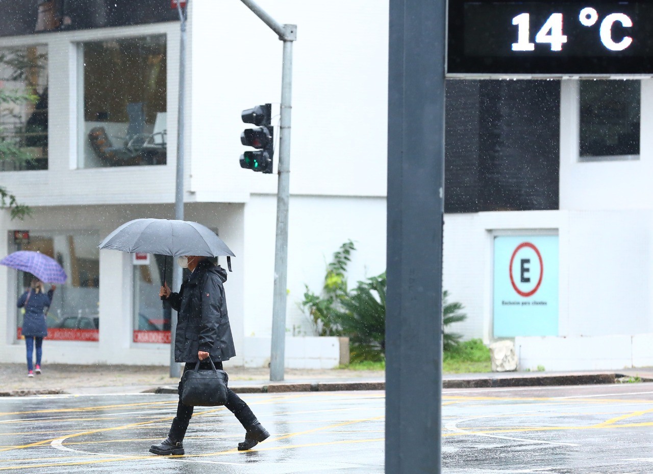 Frente fria leva chuva ao Sudeste e frio ganha força no Sul; veja previsão