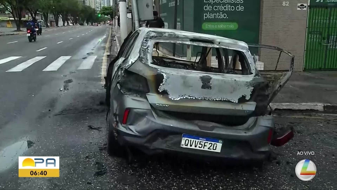 Carro colide com poste, pega fogo e tem perda total na av. Pedro Álvares Cabral, em Belém