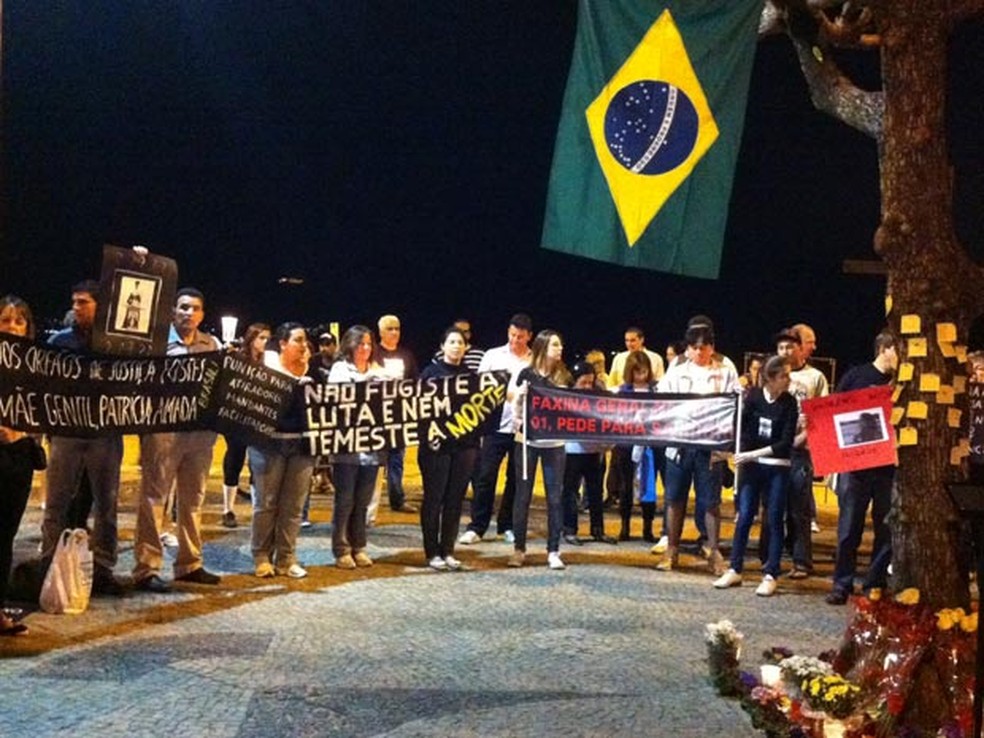 Manifestantes em protesto pela morte da juíza Patrícia Acioli em Niterói. — Foto: Foto: Tássia Thum/G1