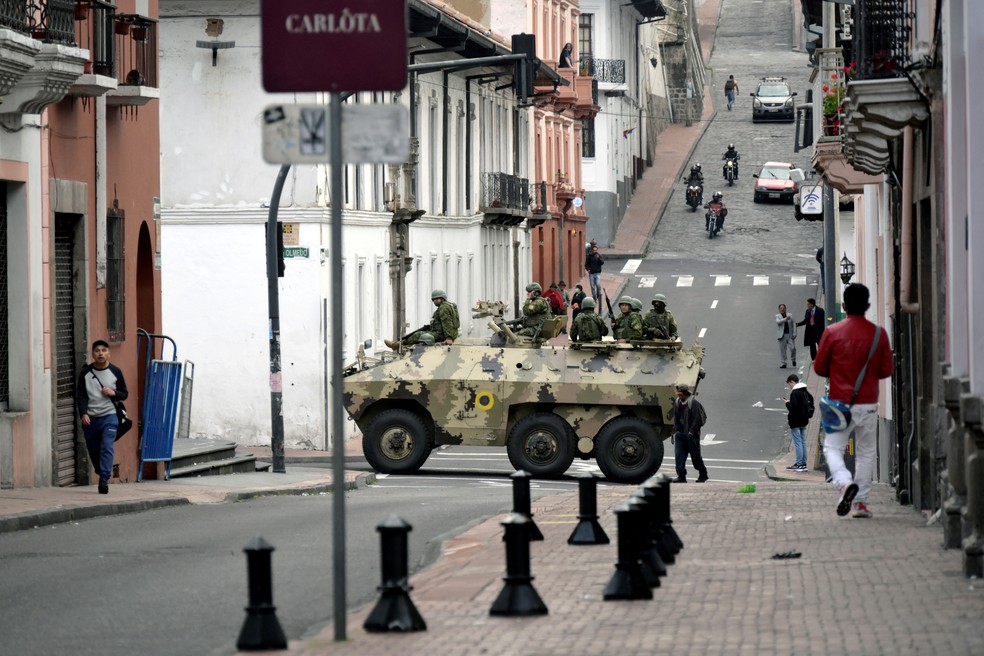 Militares equatorianos andam com carro blindado pelas ruas de Quito em 9 de janeiro de 2024 — Foto: Rodrigo Buendia/AFP