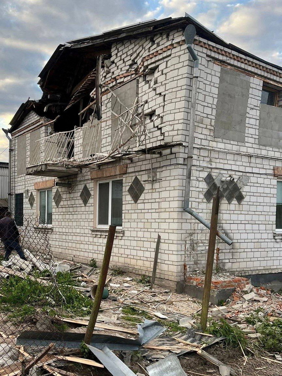 Destroços de um míssil russo atingiram uma casa nos arredores de Kiev, em 9 de maio de 2023 — Foto: Polícia Ucraniana/via REUTERS