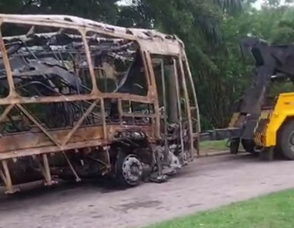Ônibus queimado é retirado do Túnel Rebouças — Foto: Reprodução/ Centro de Operações Rio