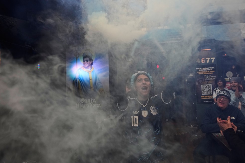 Torcedores comemoram após a Argentina derrotar a Inglaterra em uma partida da semifinal da Copa do Mundo no centro de Buenos Aires, Argentina, na quarta-feira, 15 de julho de 2026 — Foto: Luis Robayo/AFP