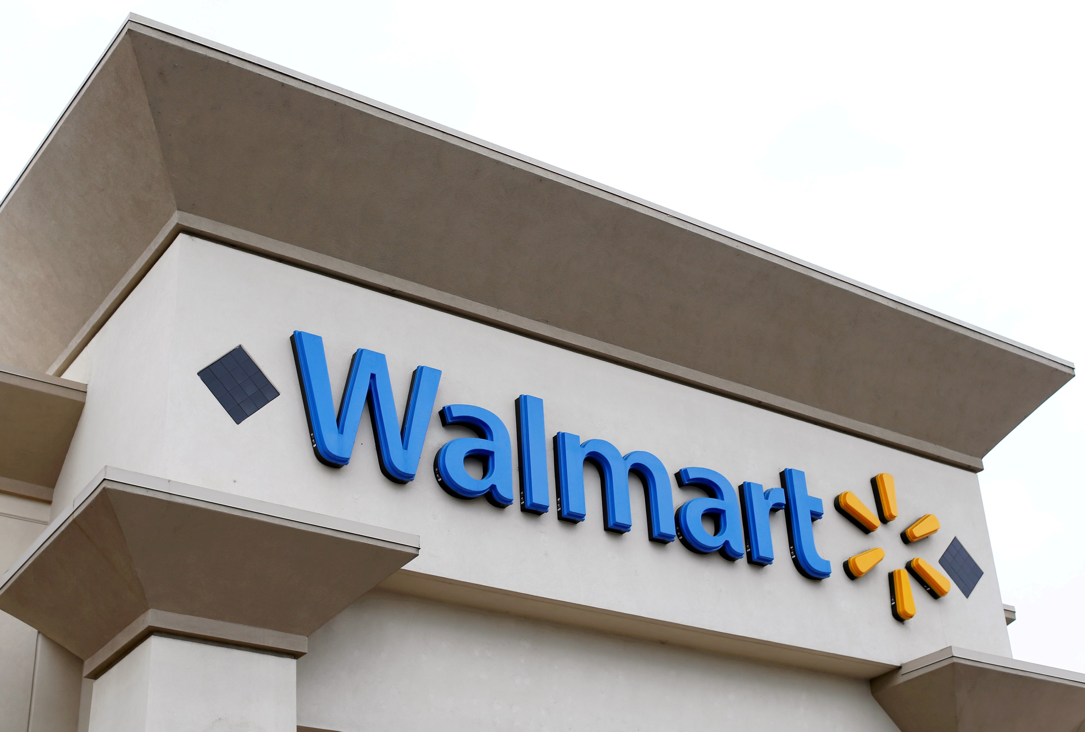 Pessoas são esfaqueadas em Walmart nos EUA