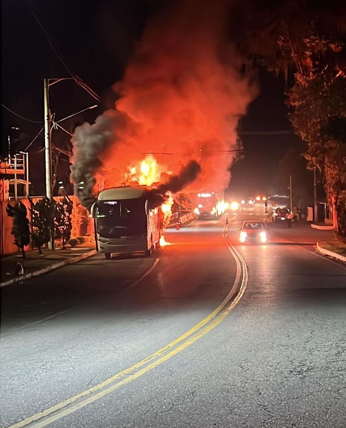 Ônibus que seguia do Rio para Nova Friburgo é destruído por incêndio no distrito de Mury