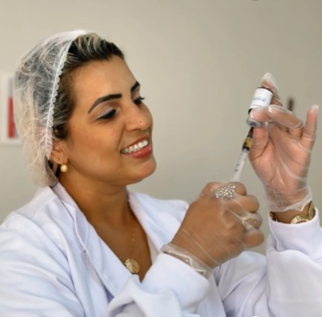 Mulher presa suspeita de se passar por médica e fazer procedimentos de harmonização irregulares na PB vai responder em liberdade 