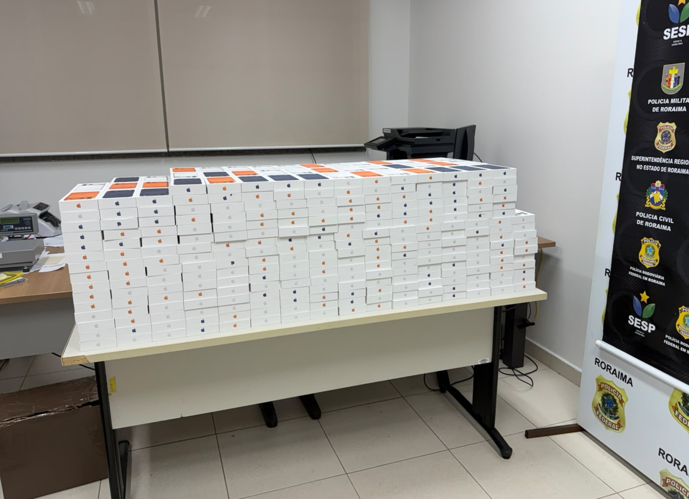 Mulher é presa com carga de quase 1,2 mil iPhones sem nota fiscal em Roraima