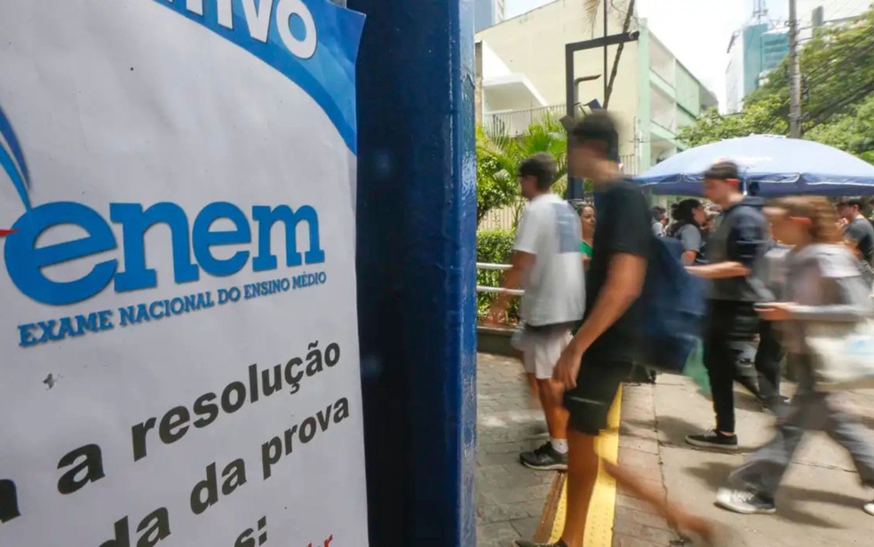 Alunos em edição do Enem — Foto: Paulo Pinto/Agência Brasil