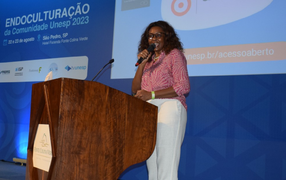 7 de 10
Fl&aacute;via Maria Bastos &eacute; atual coordenadora geral das bibliotecas da Unesp &mdash; Foto: Fabio Mazzitelli/Unesp