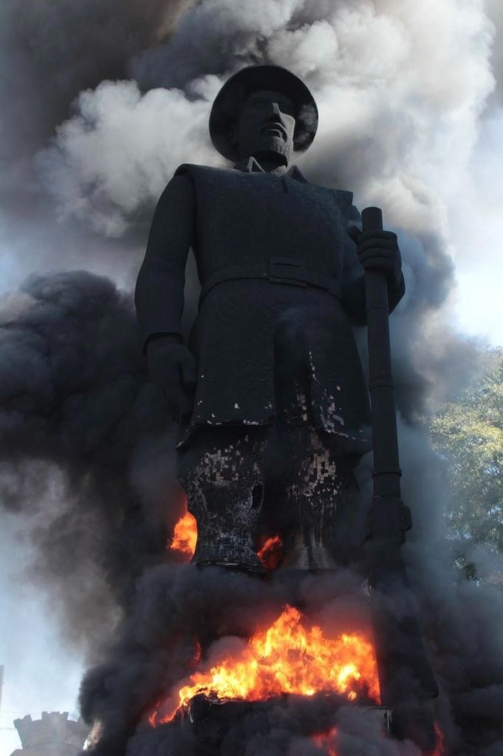 Grupo de pessoas ateou fogo &agrave; est&aacute;tua de Borba gato, na Zona Sul de SP &mdash; Foto: Reprodu&ccedil;&atilde;o/ TV Globo