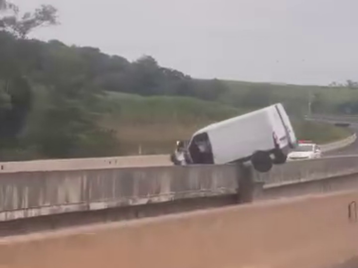 Van bate contra mureta e fica pendurada na estrutura em rodovia de Piracicaba