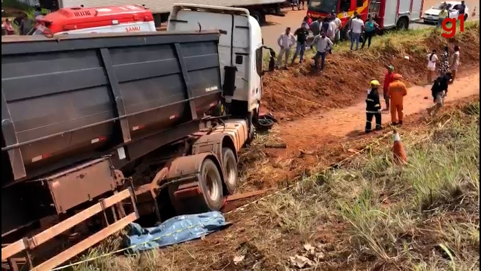 Corpo da vítima que morreu em acidente na BR-153 foi retirado debaixo de caminhão — Foto: Reprodução