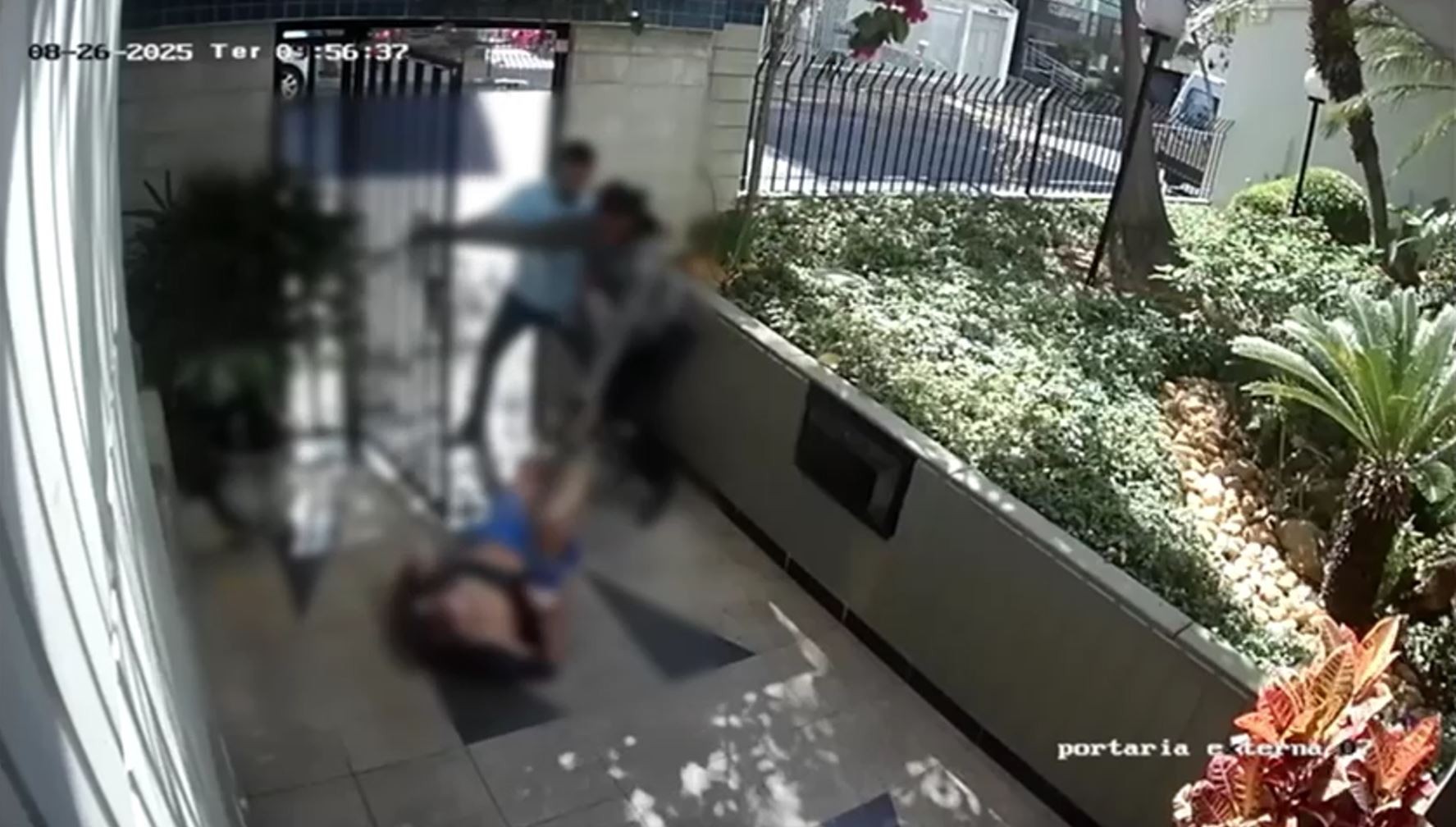 Idoso fica ferido e tem roupa rasgada durante tentativa de roubo em BH; VÍDEO