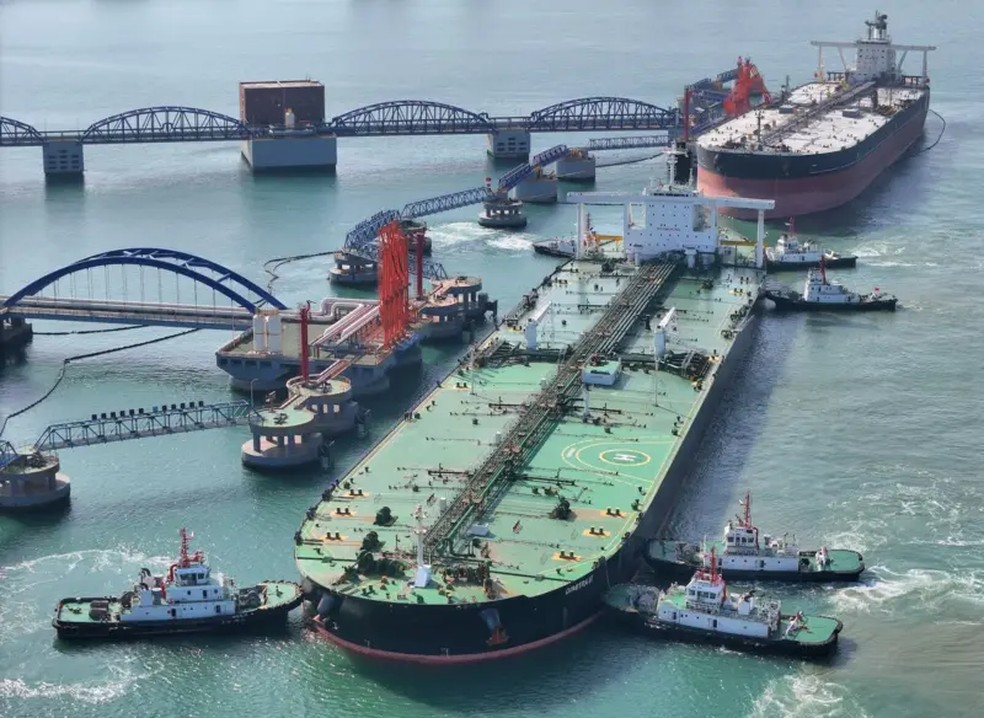 A maior parte do petróleo iraniano é transportada para terminais como este, na província chinesa de Shandong — Foto: Getty Images via BBC