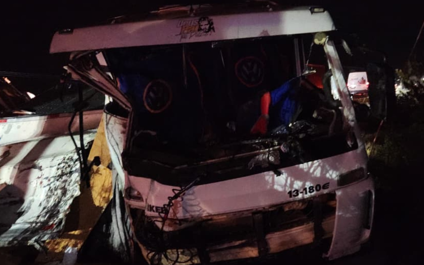 Duas pessoas morrem após batida entre três caminhões e um ônibus na BR-116, na Bahia 