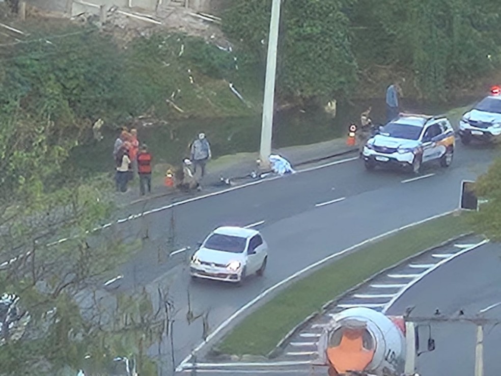 Motociclista bateu em poste e morreu na Avenida Francisco Valadares, em Juiz de Fora — Foto: g1