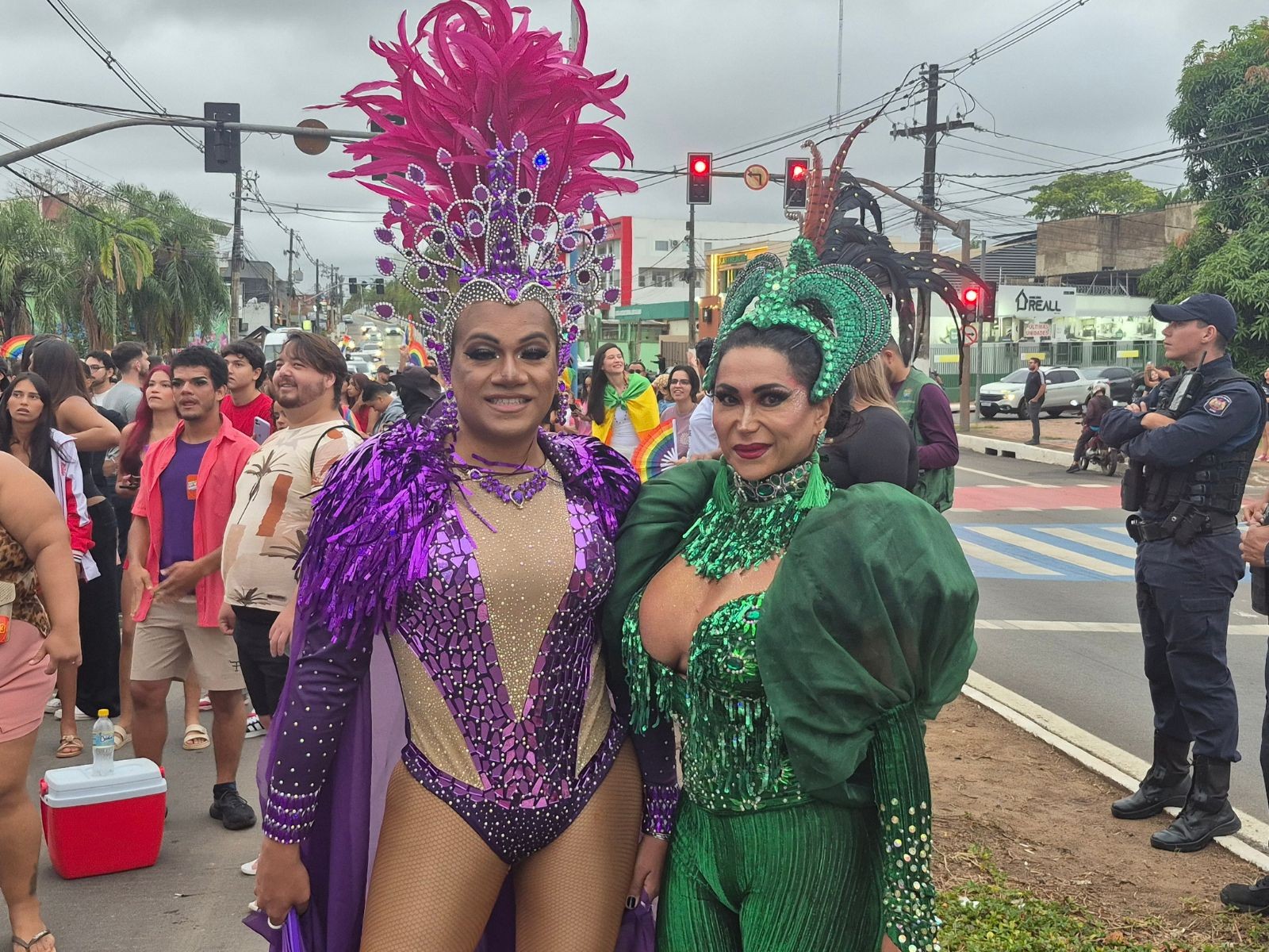Público escolheu muito brilho e cores vibrantes para o desfile — Foto: Walace Gomes/g1
