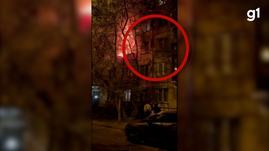 Fuga dramática: vídeo mostra moradores descendo por canos parar fugir de incêndio em apartamento - Programa: G1 Mundo 