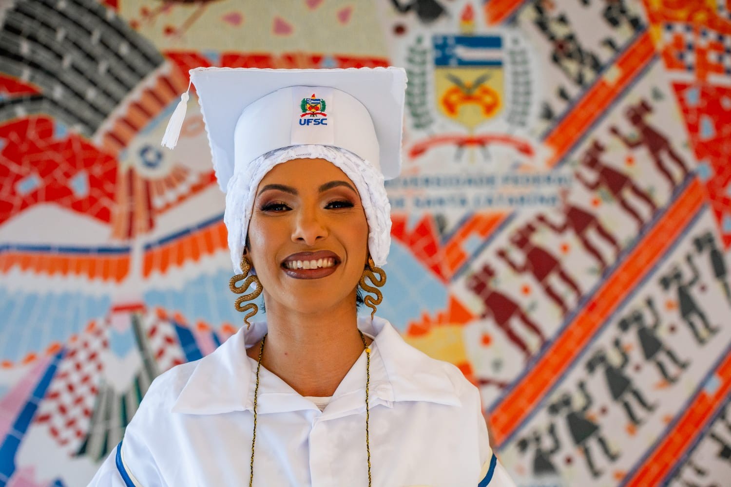 Formanda da UFSC usa beca branca pela 1ª vez na história da instituição: 'Dignidade do povo de Axé'