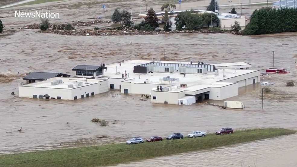 Pacientes e funcionários presos no telhado de hospital no Tennessee em meio a enchente causada pela passagem do furacão Helene pelo estado em 27 de setembro de 2024. — Foto: NewsNation via AP