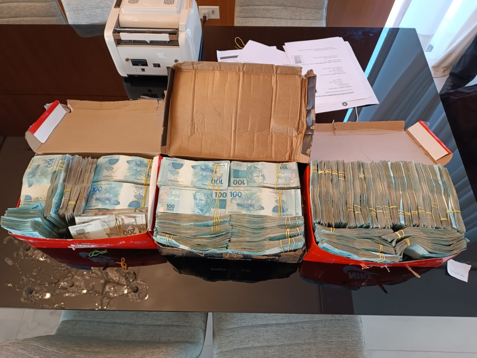 R$ 1,3 milhão em espécie dentro de caixas de sapato: o que acontece com dinheiro ilegal apreendido?