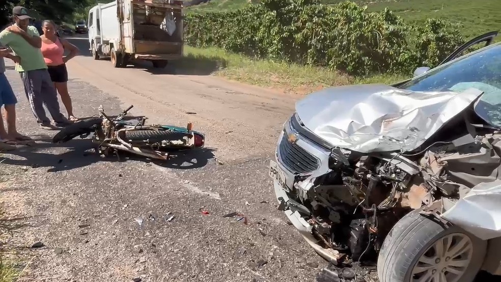 Acidente entre carro e moto aconteceu em estrada na zona rural de Pancas, Noroeste do Espírito Santo — Foto: Fabrício Silva