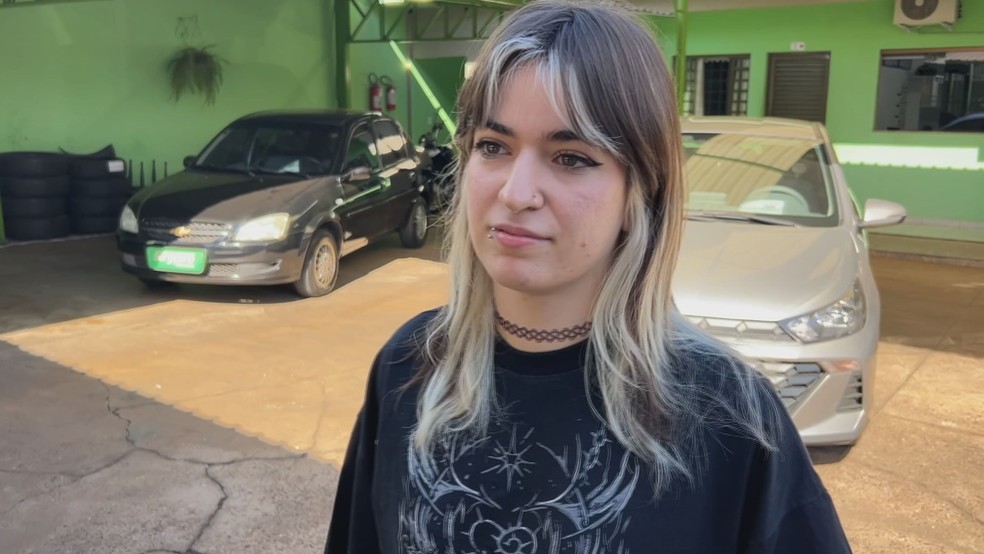 Motorista do carro que entrou em loja e estacionou em vaga do estabelecimento após batida em Bauru — Foto: Reprodução TV Tem