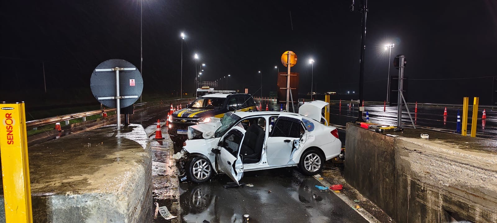 Duas mulheres morrem após carro conduzido por adolescente bater entre cabines de pedágio em SC