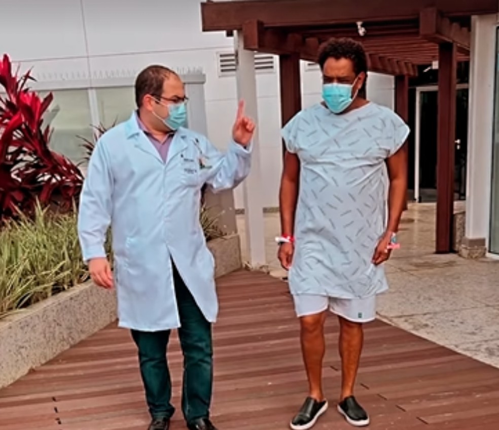 Artista caminhou pelo hospital nesta quinta (29) — Foto: Redes sociais