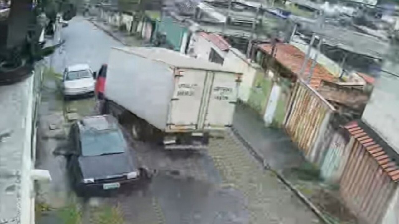 VÍDEO: caminhão desgovernado arrasta carros em rua de BH