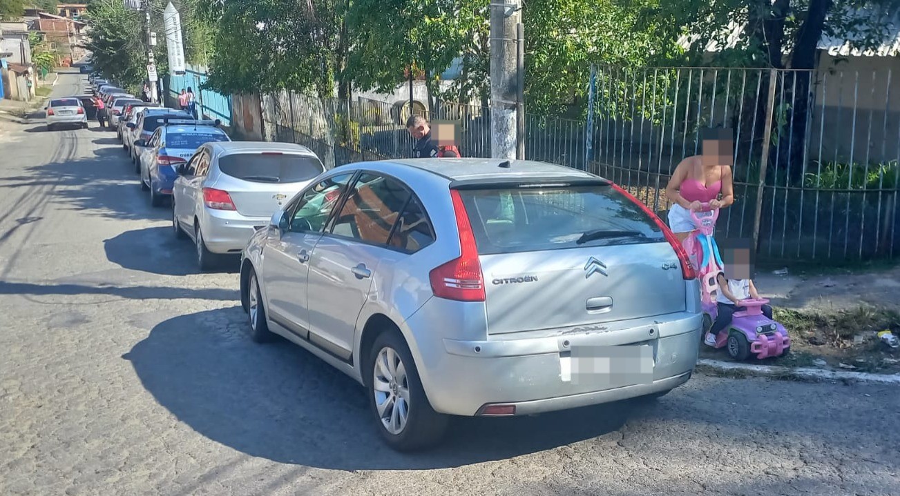 Carro em mau estado, com cinco crianças e motorista não habilitada é recolhido em Volta Redonda