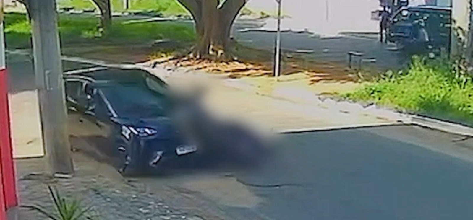 Motociclista é arrastado por carro em avenida de Vitória da Conquista