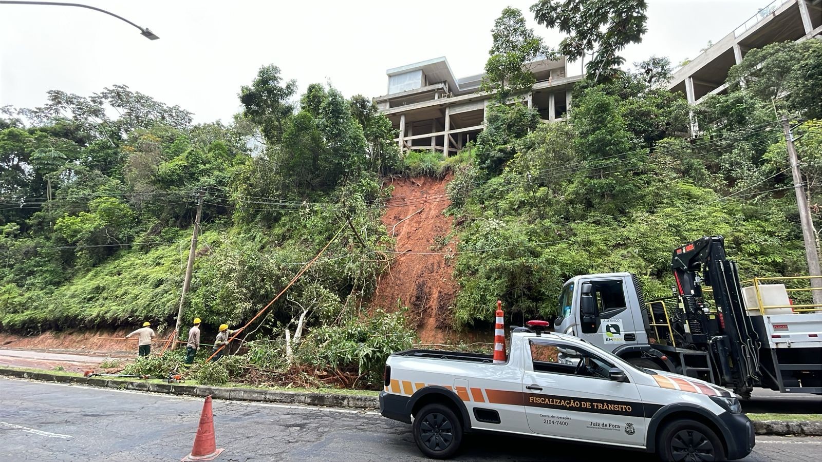 Deslizamento de terra durante chuva interdita trânsito na Avenida Prefeito Melo Reis, em Juiz de Fora