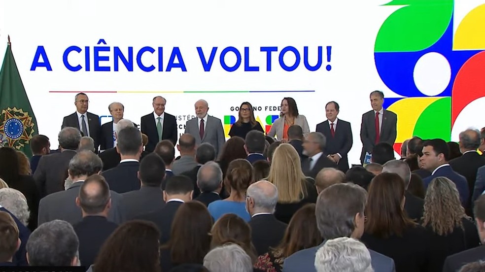 Lula, Alckmin, Janja e ministros durante cerimônia de condecoração de pesquisadores e entidades — Foto: Reprodução/TV BrasilGov