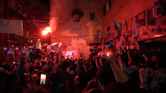 É #FAKE que vídeo de Nápoles tomada por fogos tenha a ver com título do Campeonato Italiano pelo Napoli; imagem é do Réveillon