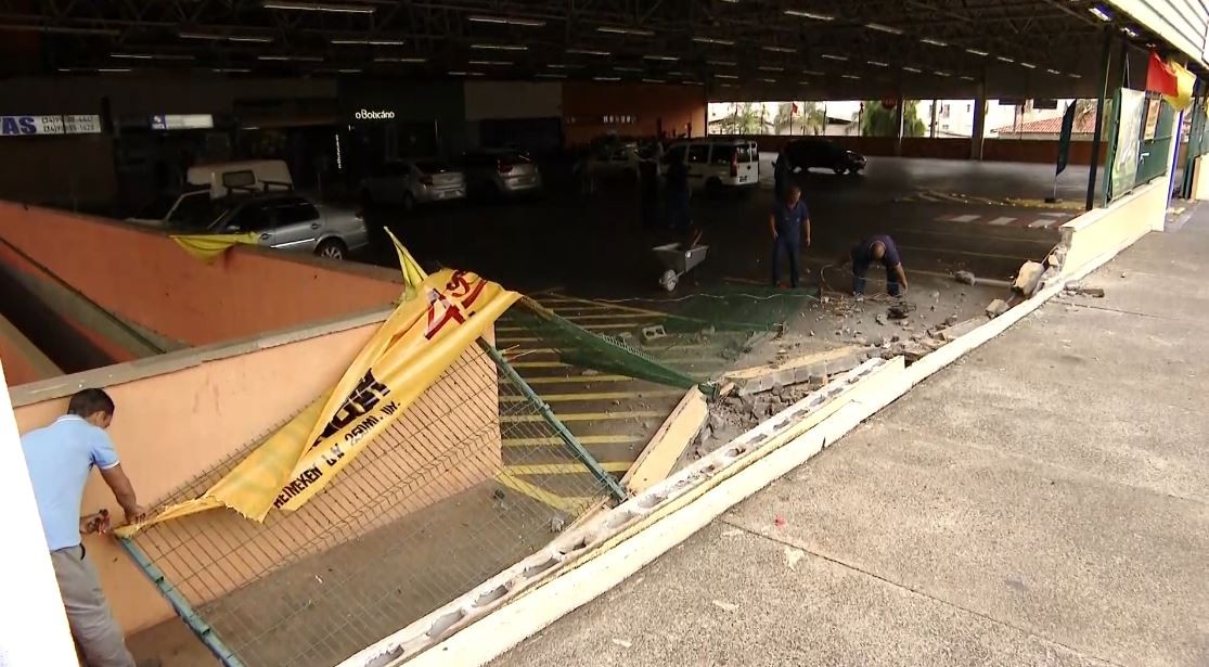 Após fazer curva, motorista arrebenta muro de supermercado no Bairro Presidente Roosevelt, em Uberlândia