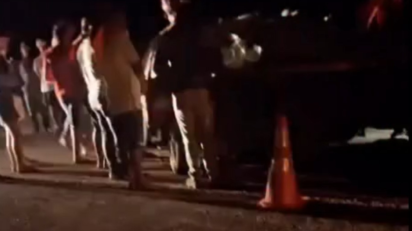 Homem morre após colidir carro contra caminhão e ficar preso às ferragens na PE-159, em Jucati