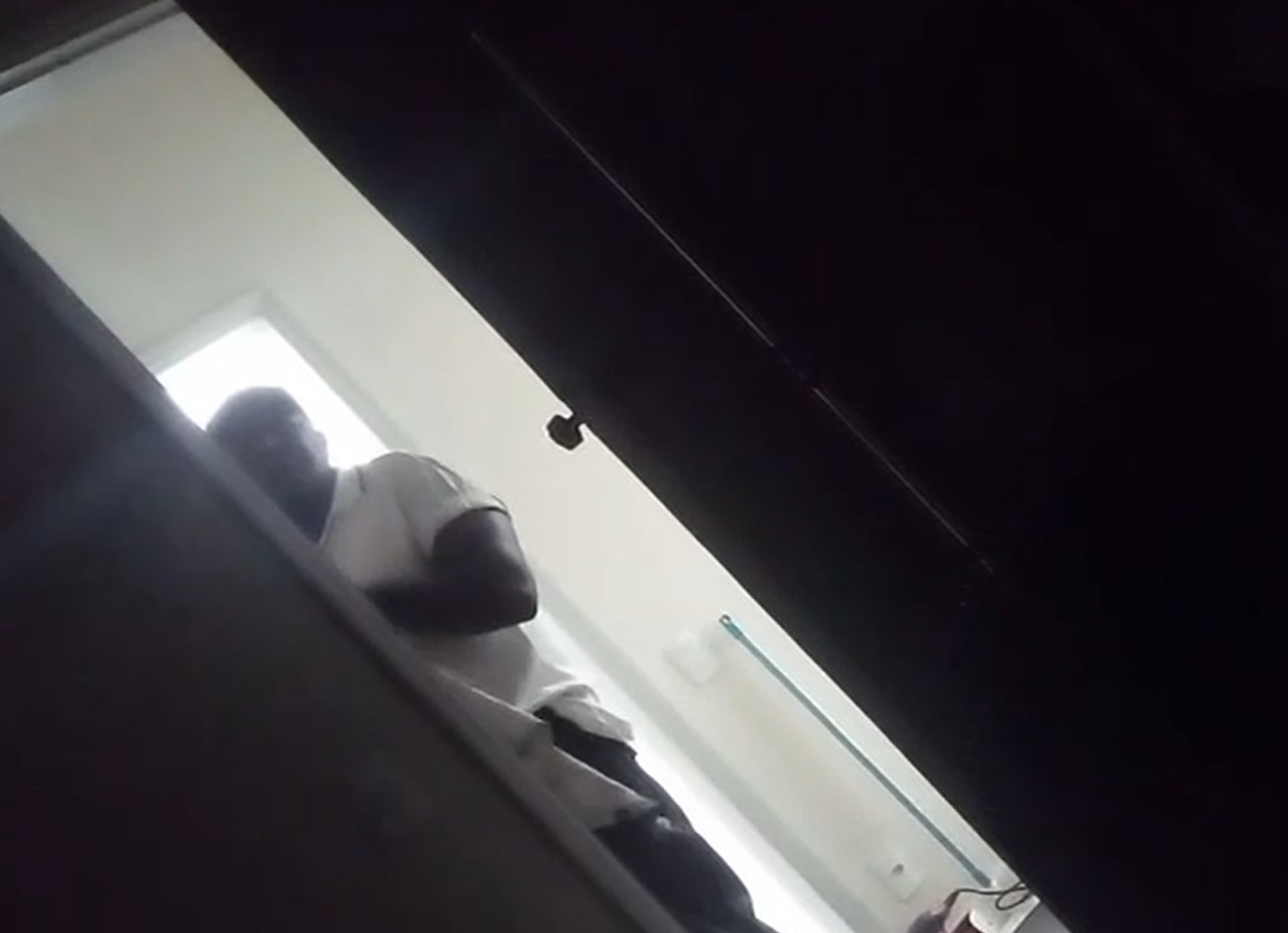 VÍDEO: pastor é investigado por estupro após menina de 12 anos gravá-lo se masturbando na porta de seu quarto