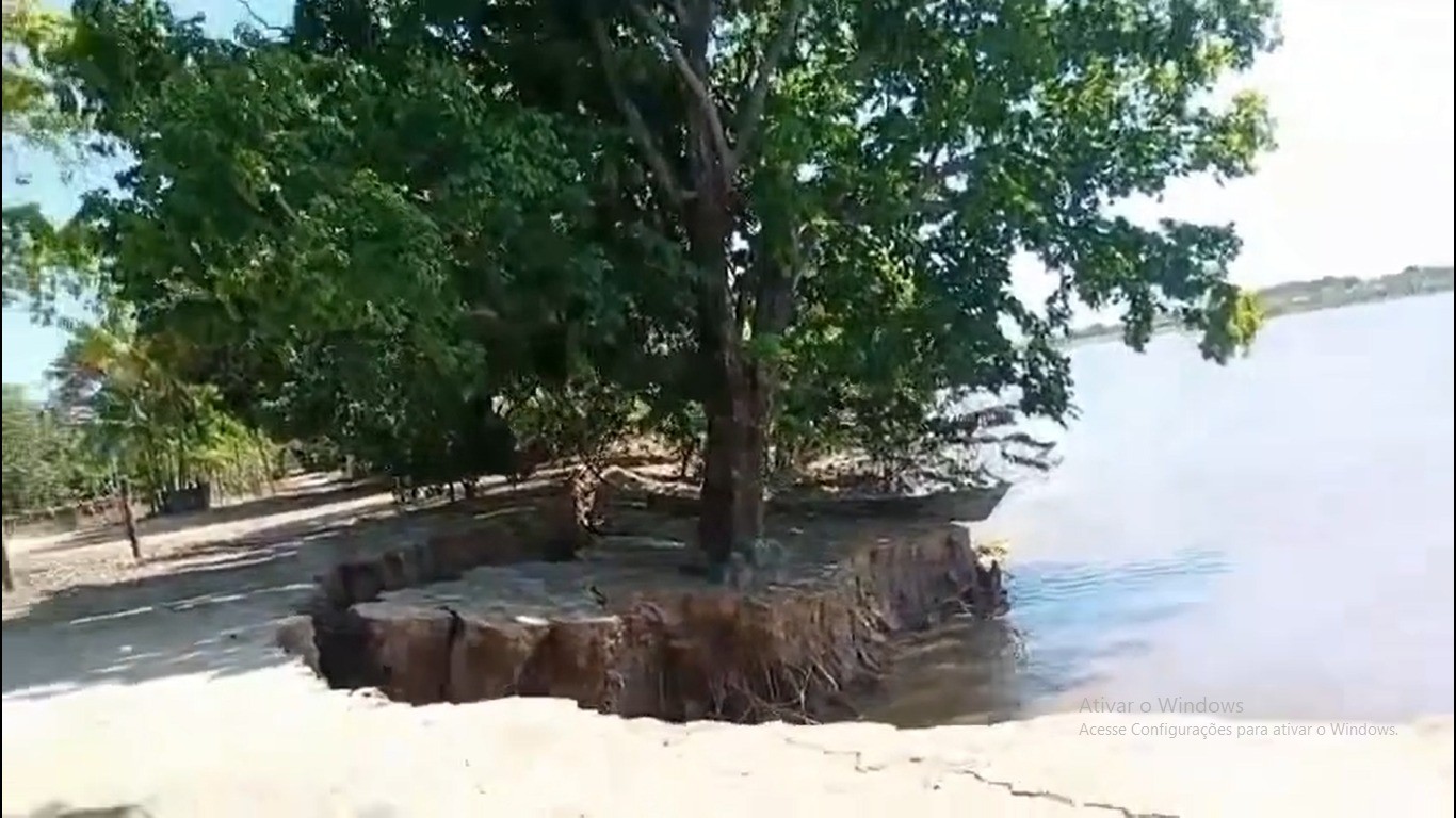 VÍDEO: ‘Terras caídas’ fazem margem do Rio Amazonas desabar e ameaçam casas em comunidade de Curuá, no Pará