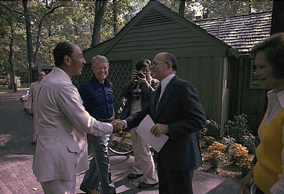 Imagem de momento em que foram firmados os Acordos de Camp David. Anwar Sadat, do Egito (esq.), Jimmy Carter, dos EUA, e Menachem Begin, de Israel, em 1978 — Foto: Fundação Carter/Via Reuters