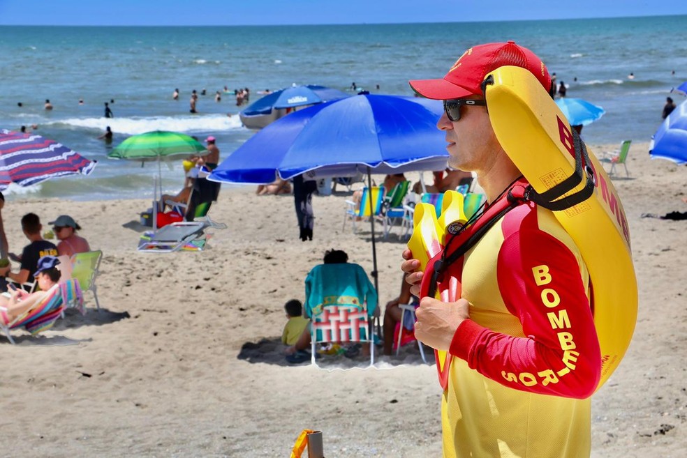 Orientação é aproveitar a praia nas áreas protegidas por guarda-vidas — Foto: Ricardo Almeida/SESP