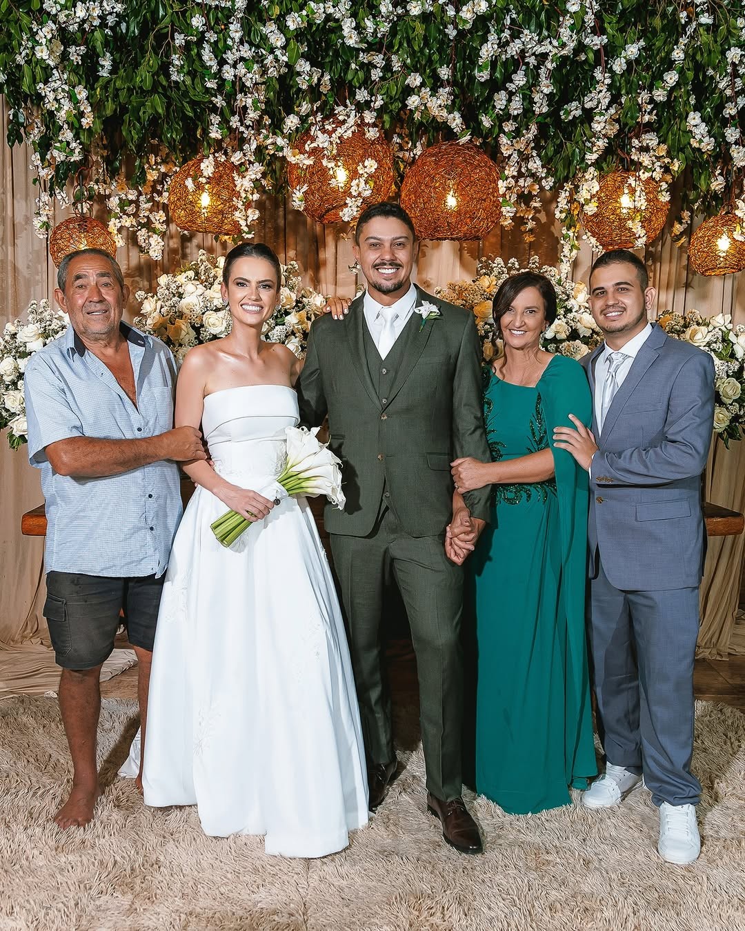 Pai chama atenção ao aparecer de bermuda e descalço em foto do casamento da filha: 'O importante é que ele aproveitasse comigo'