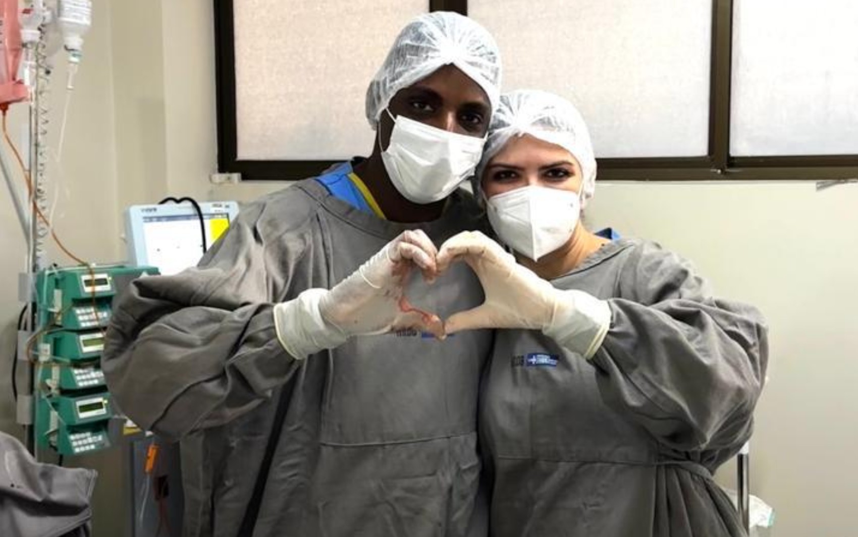 Casal de médicos baianos atendem passageiro com crise convulsiva durante voo para a Espanha 