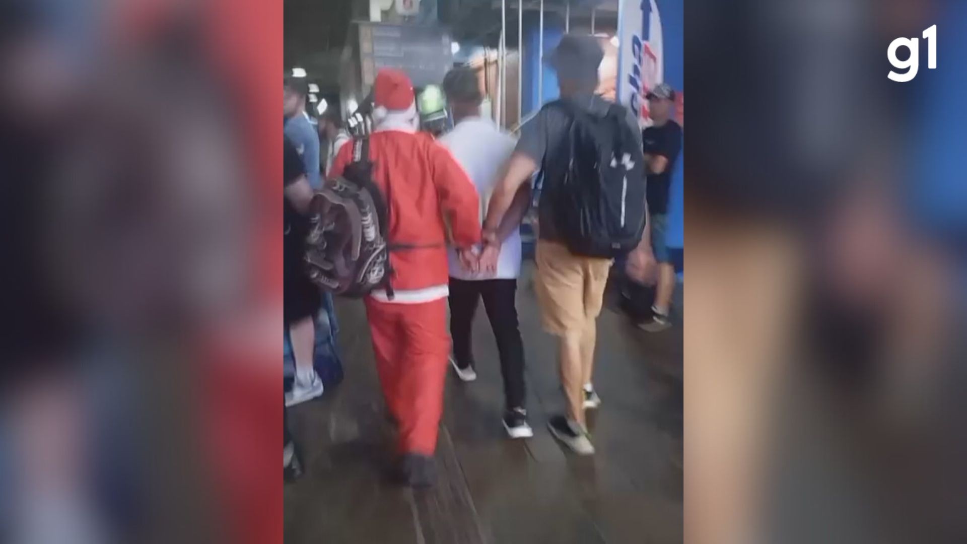 VÍDEO: Policial disfarçado de Papai Noel prende foragido da Justiça na rodoviária de Porto Alegre