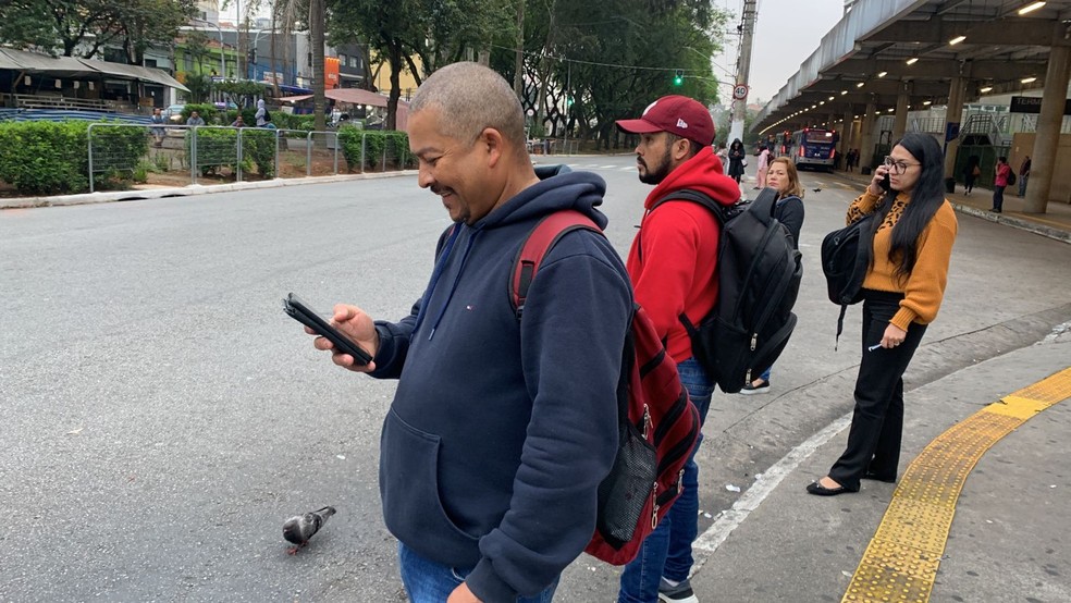 Técnico em eletrônica Paulo Silva conversa com colegas do trabalho informando que não poderá ir ao serviço em razão da greve. Ele encontrou a Estação Tucuruvi do Metrô fechada. No local funciona a Linha 1 Azul. "Encarregado entende porque é um funcionário igual a mim. agora o patrão eu não sei", disse ele, que vai tentar ir de ônibus ao emprego. — Foto: Lucas Jozino/TV Globo