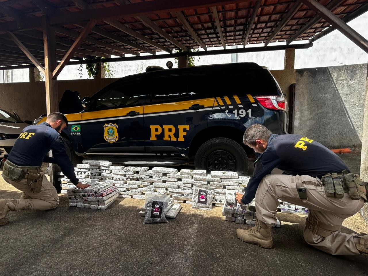 PRF apreende drogas escondidas em porta-malas de carro na BR-251